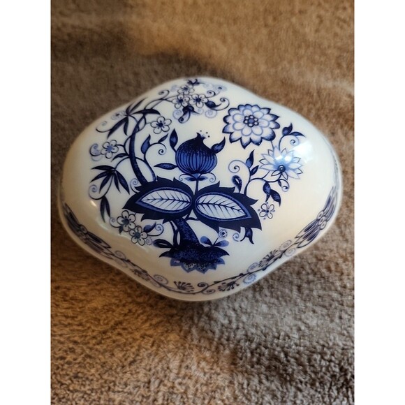 Vtge Vienna Woods MANN Porcelain Egg Blue Design china Trinket Box 5"x4" preown - Picture 7 of 16